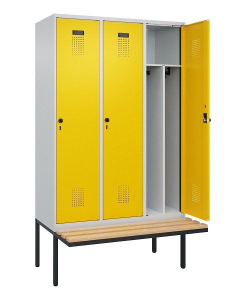 C+P Spind Evolo PLUS, 3 Abteile, 2120x1200x815mm, 7035/1023, Haken 4, Drehriegel, Sitzfläche Holz, Trennwand, 0490407-32F S10001