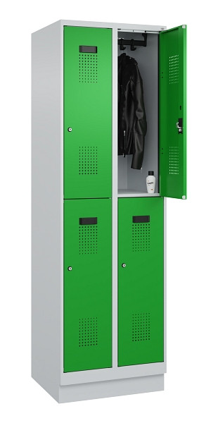 C+P Doppelstöckiger Spind Evolo PLUS, mit Sockel, 4 Fächer, 1950x600x500mm, 7035, Frontfarbe RAL 6037 Reingrün, Zylinderschloss, 049320-20 S10038