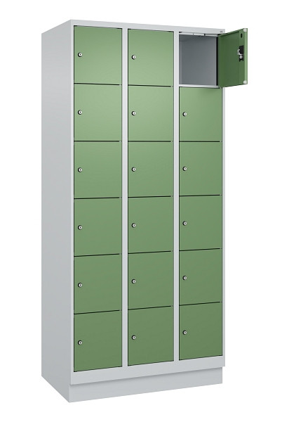 C+P Schließfachschrank Evolo PLUS, mit Sockel, 18 Fächer, 1950x900x500mm, 7035/6, Frontfarbe RAL 6011 Resedagrün, 049020-306 S10010
