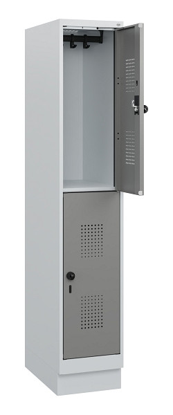 C+P Doppelstöckiger Spind Evolo PLUS, Sockel, 2 Fächer, 1630x300x500mm, 7035/000, Drehriegel, 0493205-10 S10014