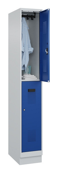 C+P Doppelstöckiger Spind Evolo PLUS, mit Sockel, 2 Fächer, 1950x300x500mm, 7035, Frontfarbe RAL 5010 Enzianblau, Zylinderschloss, 049320-10 S10033
