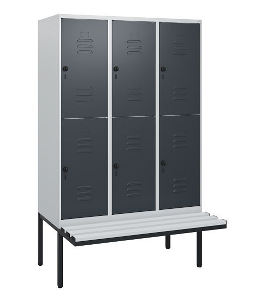 C+P Doppelstöckiger Spind Classic PLUS, 3 Abteile, 1950x1200x815mm, 7035/7016, Drehriegel, mit Untergestell und schwebender Sitzfläche, 0803405-32 S10068