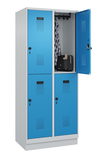 C+P Doppelstöckiger Spind Evolo PLUS, mit Sockel, 4 Fächer, 1950x800x500mm, 7035, Frontfarbe RAL 5012 Lichtblau, Drehriegel, 049320-22 S10007