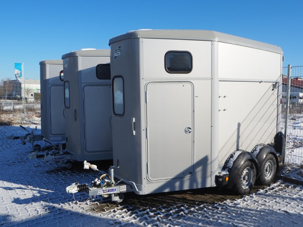 Ifor Williams Pferdeanhänger HB 511 Silber mit Rampe-/Türe, Heunetzbefestigung und drittes Bremslicht, Maße: 1790 x 3520 x 2260 mm, SW042030