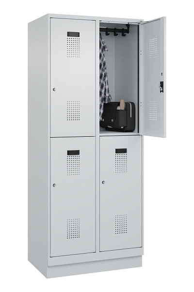 C+P Doppelstöckiger Spind Evolo PLUS, mit Sockel, 4 Fächer, 1950x800x500mm, 7035, Frontfarbe RAL 7035 Lichtgrau, Zylinderschloss, 049320-22 S10040