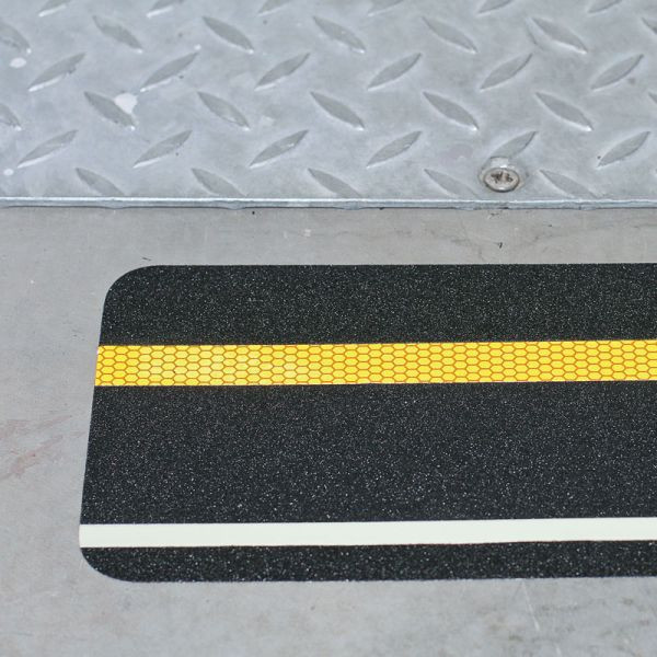 m2 Antirutschbelag Multifunktionsbelag schwarz mit Streifen reflektierend & nachleuchtend 150x610mm, MFB51500600