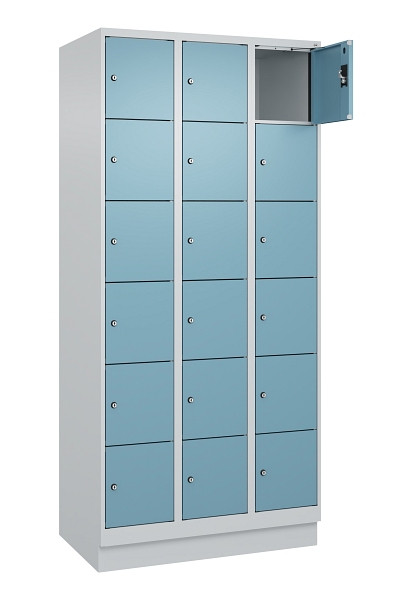 C+P Schließfachschrank Evolo PLUS, mit Sockel, 18 Fächer, 1950x900x500mm, 7035/0, Frontfarbe 2406015 RDS Architekturblau, 049020-306 S10009