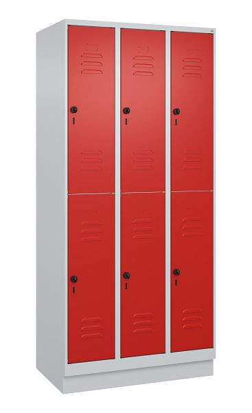 C+P Doppelstöckiger Spind Classic PLUS, Sockel, 3 Abteile, 1950x900x500mm, 7035/3020, 080320-30 S10002