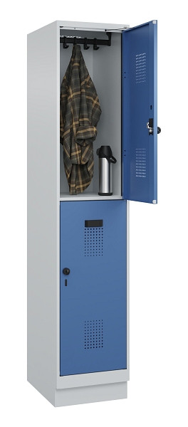 C+P Doppelstöckiger Spind Evolo PLUS, mit Sockel, 2 Fächer, 1950x400x500mm, 7035, Frontfarbe RAL 5023 Fernblau, Drehriegel, 049320-12 S10008
