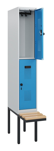 C+P Doppelstock-Spind Evolo PLUS, Bank, 2 Fächer, 1950x300x815mm, 7035/5012, Drehriegel, Sitzfläche Buche-Hartholz, 0493405-10 S10007