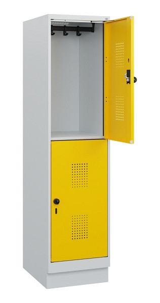 C+P Doppelstöckiger Spind Evolo PLUS, Sockel, 2 Fächer, 1630x400x500mm, 7035/102, Drehriegel, 0493205-12 S10001