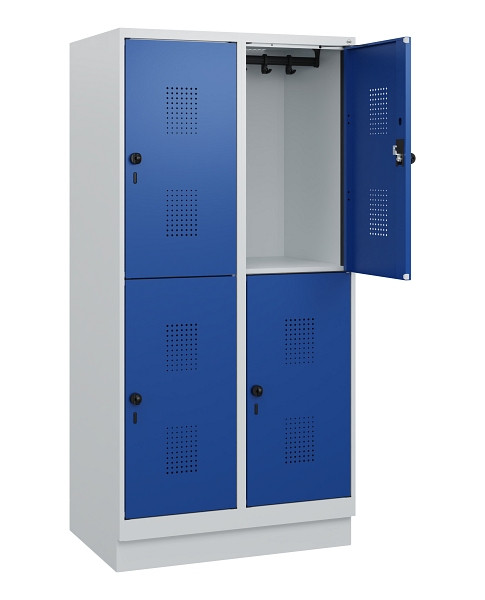 C+P Doppelstöckiger Spind Evolo PLUS, Sockel, 4 Fächer, 1630x800x500mm, 7035/501, Frontfarbe RAL 5010 Enzianblau, Drehriegel, 0493205-22 S10006