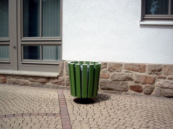 Lignit Abfallbehälter mit Gusseisenfuß schwarz kunststoffbeschichtet, feuerverzinkter Stahleinsatz, PVC-Latten, 50 cm lang, rot ca. RAL 3020, K5PVCrot