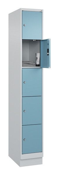 C+P Schließfachschrank Evolo PLUS, mit Sockel, 5 Fächer, 1950x300x500mm, 7035/00, Frontfarbe 2406015 RDS Architekturblau, 049020-105 S10009