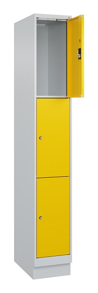 C+P Schließfachschrank Evolo PLUS, mit Sockel, 3 Fächer, 1950x300x500mm, 7035/10, Frontfarbe RAL 1023 Verkehrsgelb, 049020-103 S10001