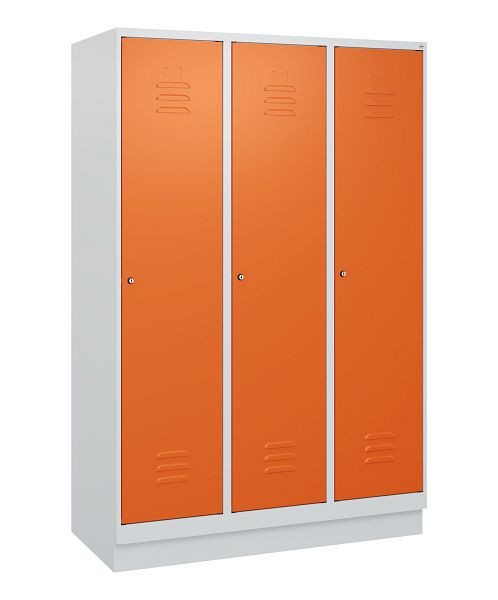 C+P Umkleidespind Classic PLUS, Sockel, 3 Abteile, 1800x1200x500mm, 7035/2004, Zylinderschlösser, 0800207-32 S10031