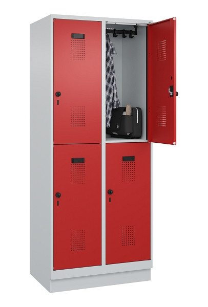 C+P Doppelstöckiger Spind Evolo PLUS, mit Sockel, 4 Fächer, 1950x800x500mm, 7035, Frontfarbe RAL 3000 feuerrot, Drehriegel, 049320-22 S10003