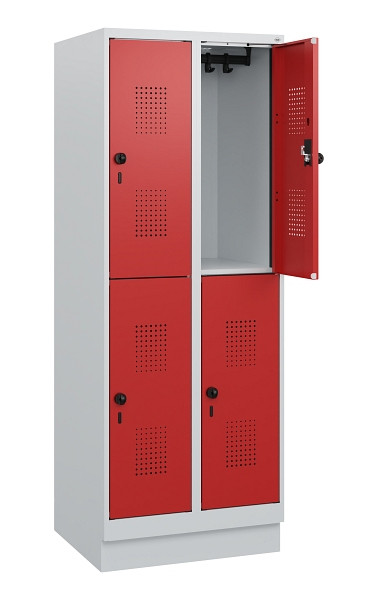C+P Doppelstöckiger Spind Evolo PLUS, Sockel, 4 Fächer, 1630x600x500mm, 7035/300, Frontfarbe RAL 3000 feuerrot, Drehriegel, 0493205-20 S10003