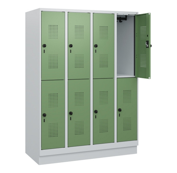 C+P Doppelstöckiger Spind Evolo PLUS, Sockel, 8 Fächer, 1630x1200x500mm, 7035/60, Frontfarbe RAL 6011 Resedagrün, Drehriegel, 0493205-40 S10010