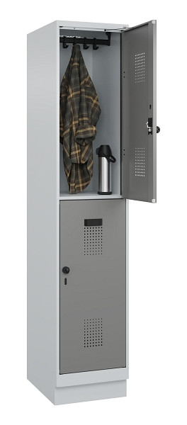 C+P Doppelstöckiger Spind Evolo PLUS, mit Sockel, 2 Fächer, 1950x400x500mm, 7035, 0005000 RDS Stahlgrau, Drehriegel, 049320-12 S10014