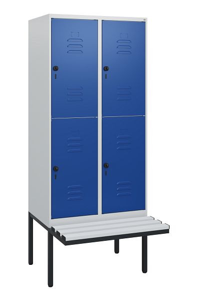 C+P Doppelstöckiger Spind Classic PLUS, 2 Abteile, 1950x800x815mm, 7035/5010, Drehriegel, mit Untergestell und schwebender Sitzfläche, 0803405-22 S10063