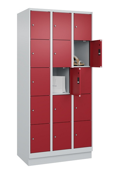 C+P Schließfachschrank Evolo PLUS, mit Sockel, 15 Fächer, 1950x900x500mm, 7035/3, Frontfarbe RAL 3003 Rubinrot, 049020-305 S10004