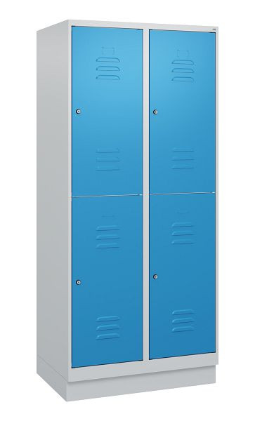 C+P Doppelstöckiger Spind Classic PLUS, Sockel, 2 Abteile, 1800x800x500mm, 7035/5012, Zylinderschlösser, 0803207-22 S10019