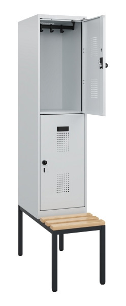 C+P Doppelstöckiger Spind Evolo PLUS, Bank, 2 Fächer, 1950x400x815mm, 7035/7035, Drehriegel, Sitzfläche Buche-Hartholz, Sitzbank, 0493505-12 S10013