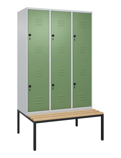 C+P Doppelstöckiger Spind Classic PLUS, 3 Abteile, 2120x1200x815mm, 7035/6011, Drehriegel, Buche-Sitzleisten, mit untergebauter Sitzbank, 0803507-32 S10006