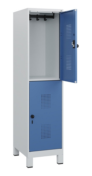 C+P Doppelstöckiger Spind Evolo PLUS, Füße, 2 Fächer, 1630x400x500mm, 7035/5023, Drehriegel, 0493105-12 S10008