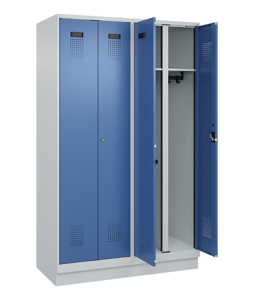 C+P Schwarz-Weiß-Spind Evolo PLUS, mit Sockel, 4 Abteile, 1950x1200x500mm, 7035/5023 Fernblau, Abteilbreite 300 mm, Schlüssel 2, 049022-40 S10035