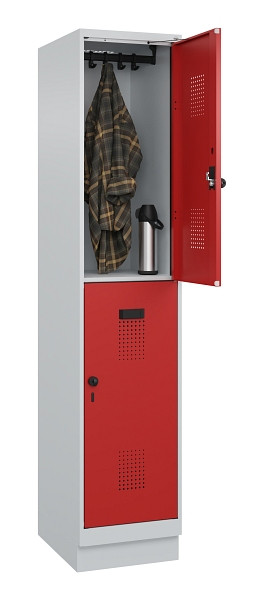 C+P Doppelstöckiger Spind Evolo PLUS, mit Sockel, 2 Fächer, 1950x400x500mm, 7035, Frontfarbe RAL 3000 feuerrot, Drehriegel, 049320-12 S10003