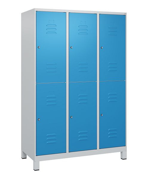 C+P Doppelstöckiger Spind Classic PLUS, Füße, 3 Abteile, 1800x1200x500mm, 7035/5012, Zylinderschlösser, 0803107-32 S10019