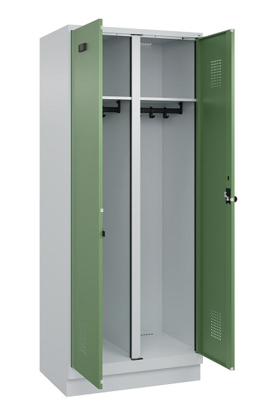 C+P Schwarz-Weiß-Spind Evolo PLUS, mit Sockel, 2 Abteile, 1950x800x500mm, 7035/6, Frontfarbe RAL 6011 Resedagrün, Drehriegel, 049022-22 S10010