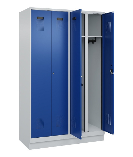 C+P Schwarz-Weiß-Spind Evolo PLUS, mit Sockel, 4 Abteile, 1950x1200x500mm, 7035/5010 Enzianblau, Abteilbreite 300 mm, Schlüssel 2, 049022-40 S10033