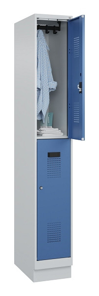 C+P Doppelstöckiger Spind Evolo PLUS, mit Sockel, 2 Fächer, 1950x300x500mm, 7035, Frontfarbe RAL 5023 Fernblau, Zylinderschloss, 049320-10 S10035