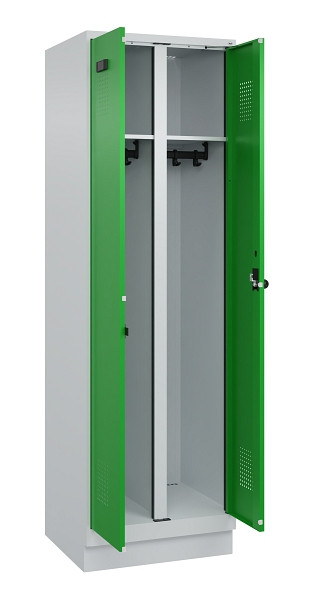 C+P Schwarz-Weiß-Spind Evolo PLUS, mit Sockel, 2 Abteile, 1950x600x500mm, 7035/6, Frontfarbe RAL 6037 Reingrün, Drehriegel, 049022-20 S10011