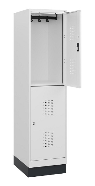 C+P Doppelstöckiger Spind Evolo PLUS, Sockel, 2 Fächer, 1630x400x500mm, 9016/901, Zylinderschloss, 0493205-12 S10054