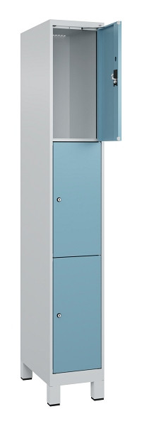 C+P Schließfachschrank Evolo PLUS, mit Füßen, 3 Fächer, 1950x300x500mm, 7035/00, Frontfarbe 2406015 RDS Architekturblau, 049010-103 S10009