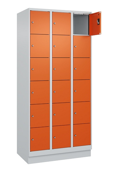 C+P Schließfachschrank Evolo PLUS, mit Sockel, 18 Fächer, 1950x900x500mm, 7035/2, 049020-306 S10002