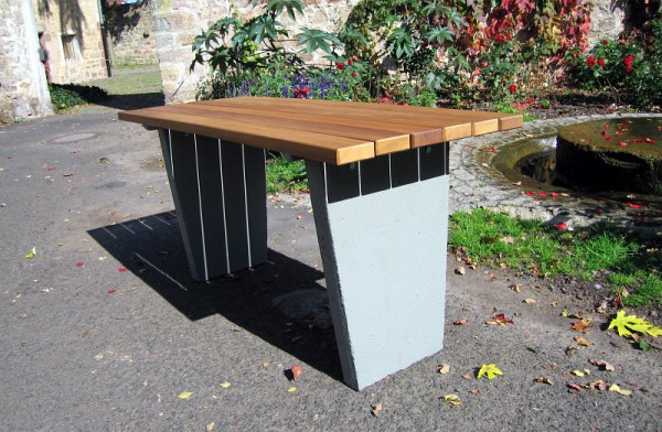 Lignit Tisch mit Betonfüßen zum Eingraben bzw. Einbetonieren, Recycling-Latten, 1,5 m lang, grün ca. RAL 6005, P8RCgrün