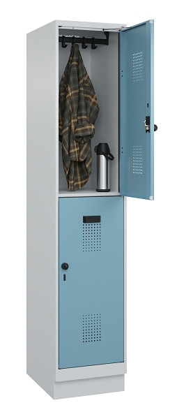 C+P Doppelstöckiger Spind Evolo PLUS, mit Sockel, 2 Fächer, 1950x400x500mm, 7035, 2406015 RDS Architekturblau, Drehriegel, 049320-12 S10009