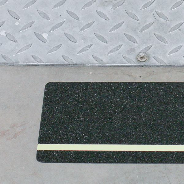 m2 Antirutschbelag Multifunktionsbelag schwarz mit Streifen nachleuchtend 150x610mm, MFB21500600