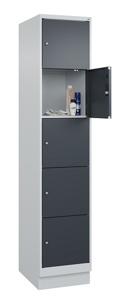 C+P Schließfachschrank Evolo PLUS, mit Sockel, 5 Fächer, 1950x400x500mm, 7035/70, Frontfarbe RAL 7016 Anthrazitgrau, 049020-125 S10012