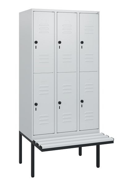 C+P Doppelstöckiger Spind Classic PLUS, 3 Abteile, 1950x900x815mm, 7035/7035, Drehriegel, mit Untergestell und schwebender Sitzfläche, 0803405-30 S10069