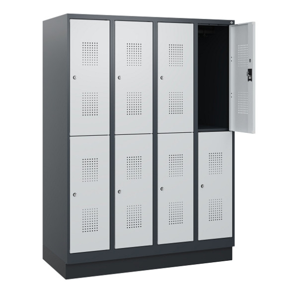 C+P Doppelstöckiger Spind Evolo PLUS, Sockel, 8 Fächer, 1630x1200x500mm, 7016/70, Frontfarbe RAL 7035 Lichtgrau, Zylinderschloss, 0493205-40 S10044
