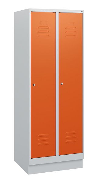 C+P Umkleidespind Classic PLUS, Sockel, 2 Abteile, 1630x600x500mm, 7035/2004, Zylinderschlösser, 0800205-20 S10031