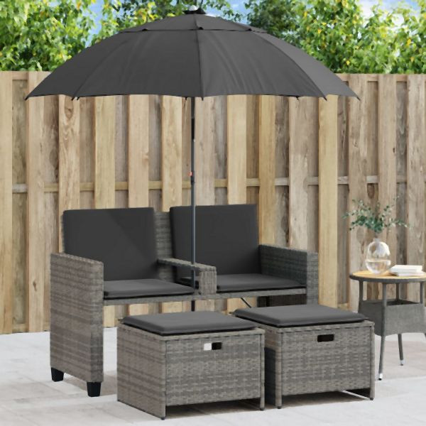 vidaXL Gartensofa 2-Sitzer Sonnenschirm und Hocker Grau Poly Rattan, 365885