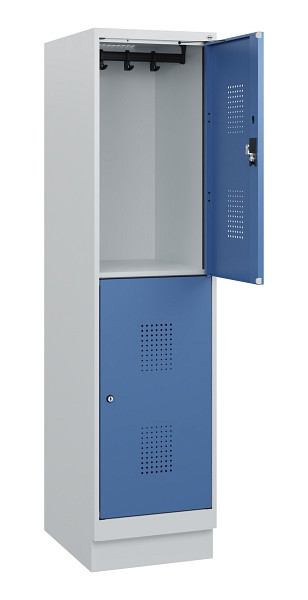C+P Doppelstöckiger Spind Evolo PLUS, Sockel, 2 Fächer, 1630x400x500mm, 7035/502, Zylinderschloss, 0493205-12 S10033
