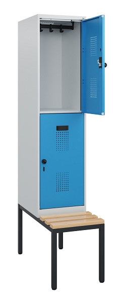 C+P Doppelstöckiger Spind Evolo PLUS, Bank, 2 Fächer, 1950x400x815mm, 7035/5012, Drehriegel, Sitzfläche Buche-Hartholz, Sitzbank, 0493505-12 S10007